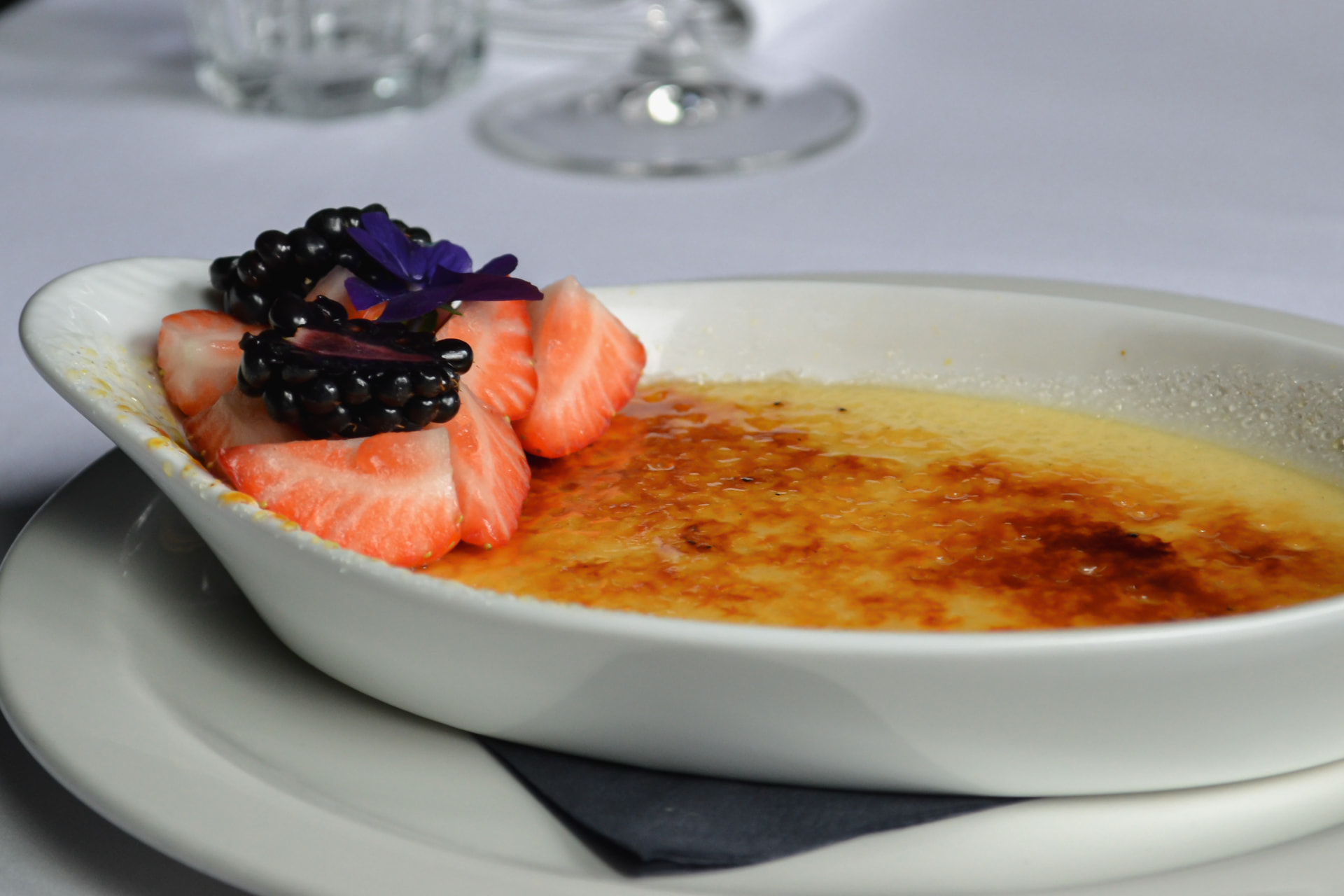 Vanilla crème brûlée with berries